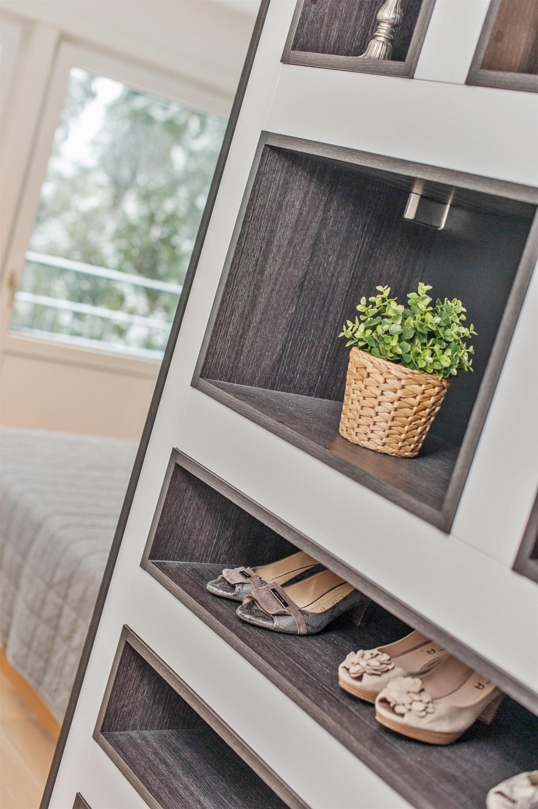 Integrert hyllesystem på hovedsoverom Galleribilde