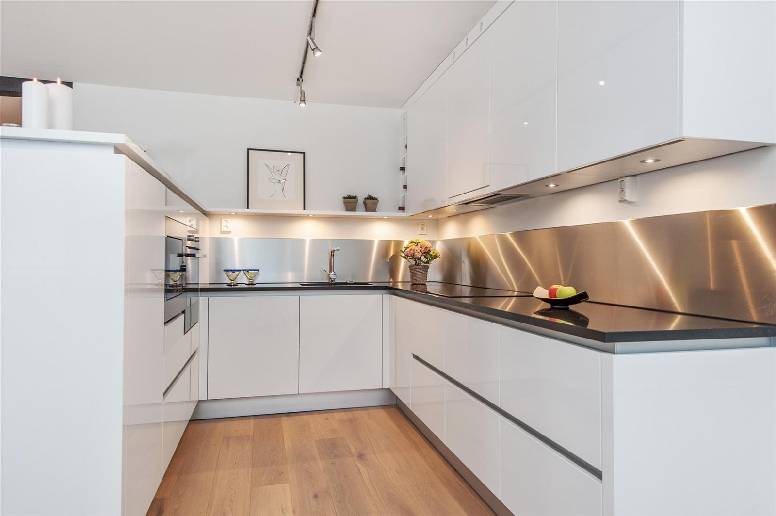 Meget praktisk kjøkkenløsning. Robuste benkeplater Galleribilde