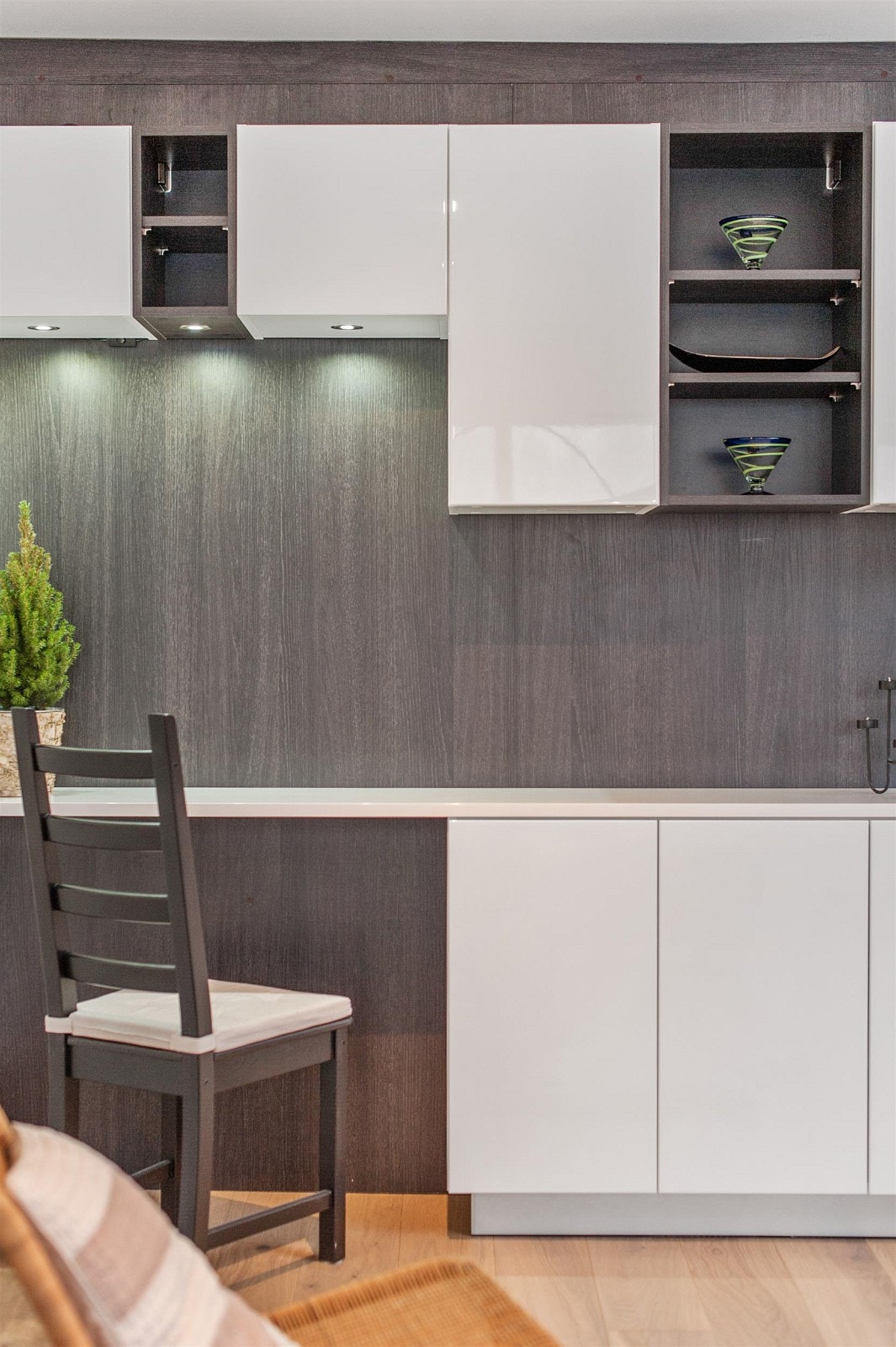 Integrert skapløsning med kontorplass i stuen Galleribilde