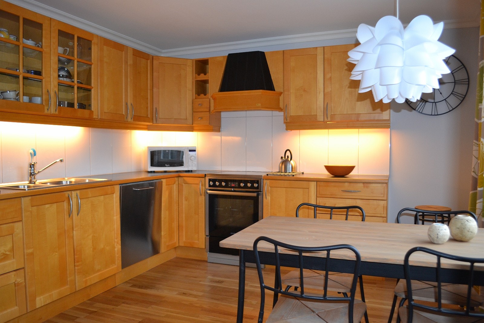 Alt nødvendig kjøkkenutstyr inkludert Galleribilde