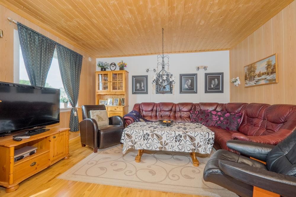 Romslig stue med god plass til sofagruppe Galleribilde