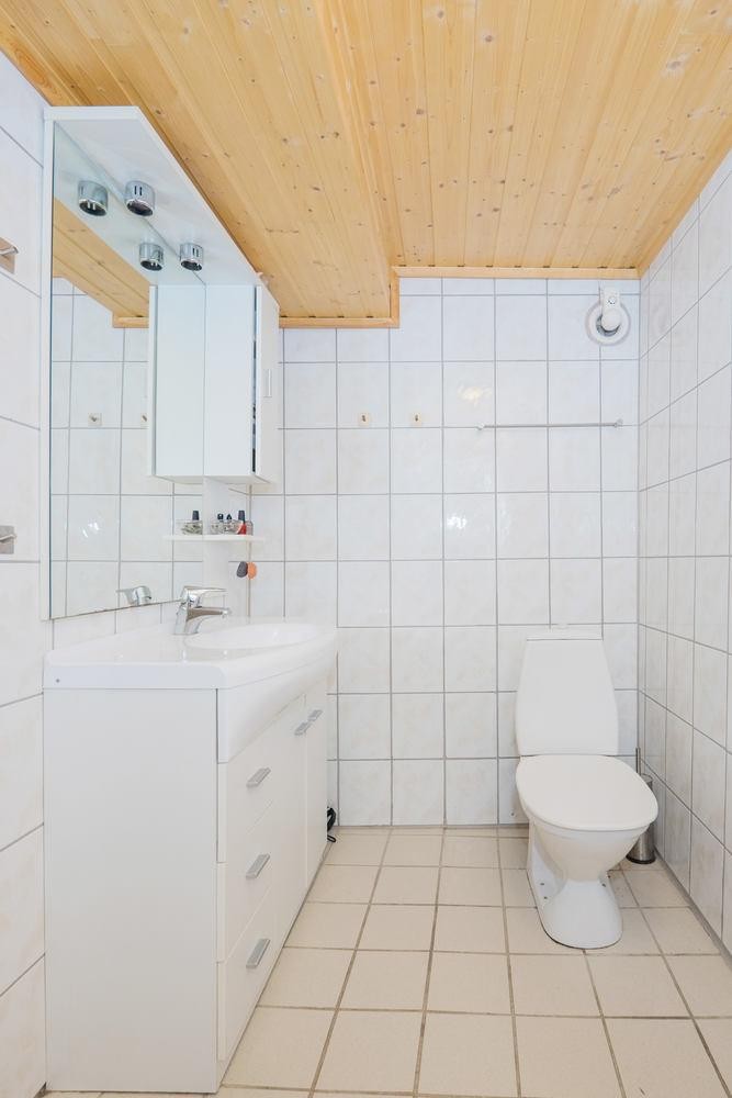 Baderomsinnredning i hvit utførelse med nedfelt servant Galleribilde