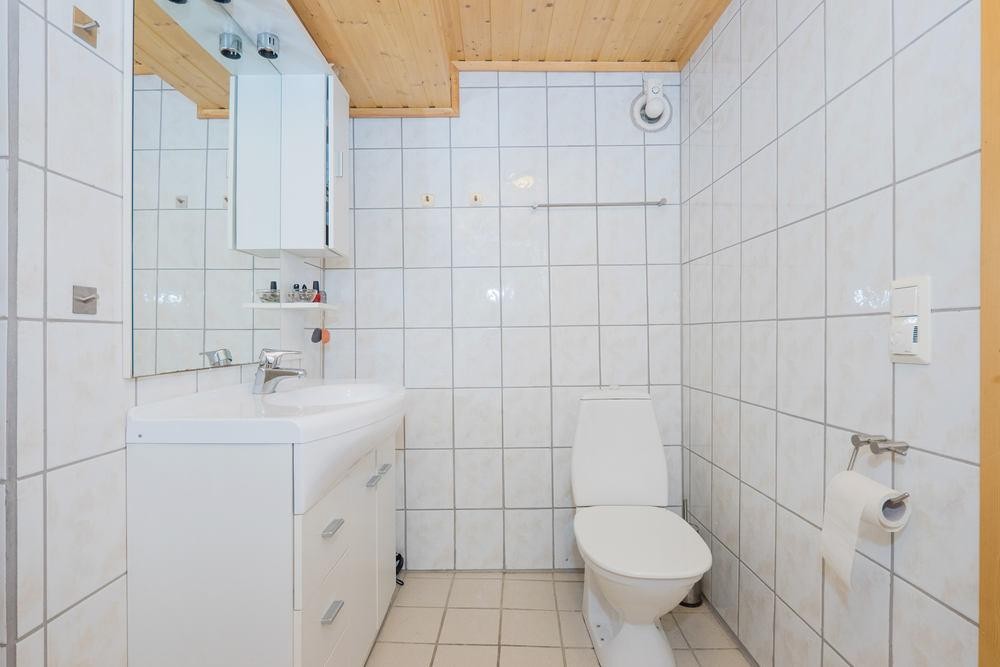 Pent flislagt bad i sokkel Galleribilde