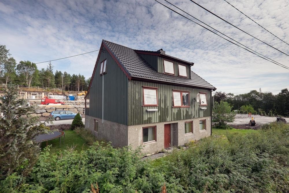 Boligen ligger sentralt til på Rensvik med kort vei til skole, barnehage, butikk, bensinstasjon og bussforbindelser inn mot byen Galleribilde