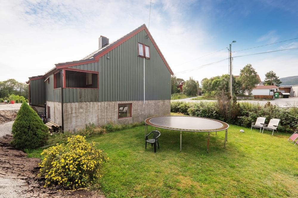 Tomten er opparbeidet med plen og gruset opp på framsiden av huset Galleribilde