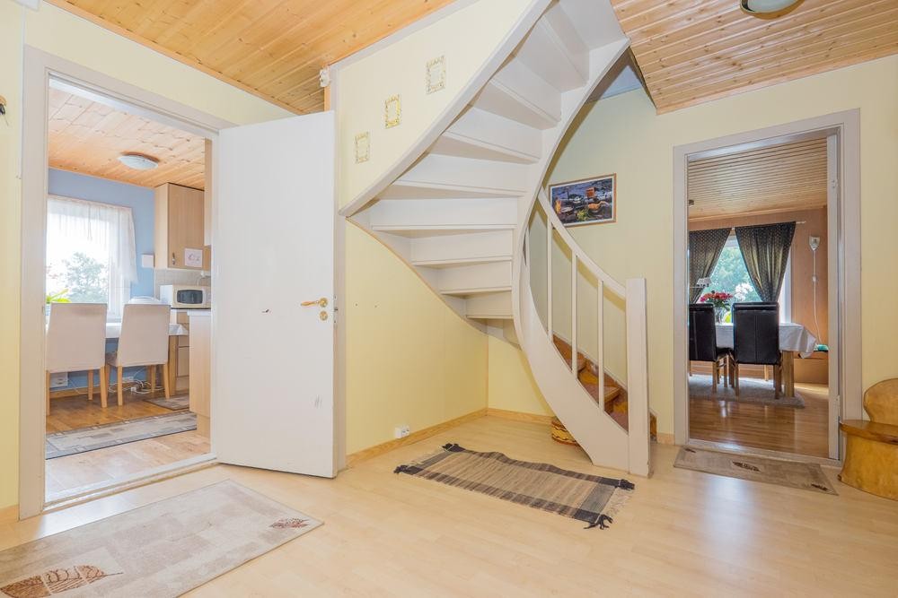 Gang med trapp opp til loft Galleribilde