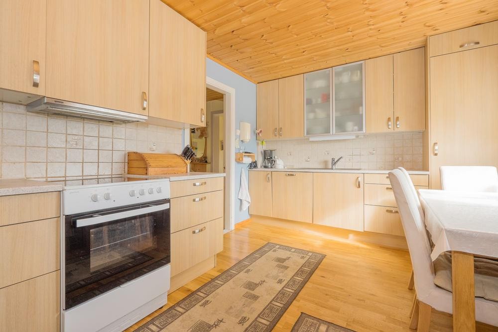 Romslig kjøkken med mye skap -og benkeplass Galleribilde