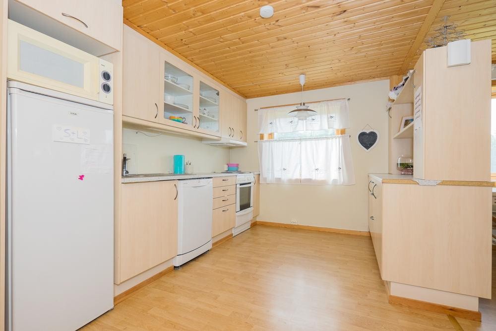 Praktisk kjøkken i sokkel Galleribilde