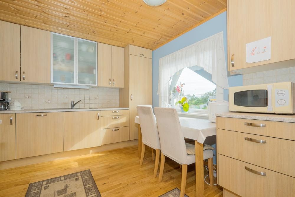 Plass til kjøkkenbord ved vindu Galleribilde