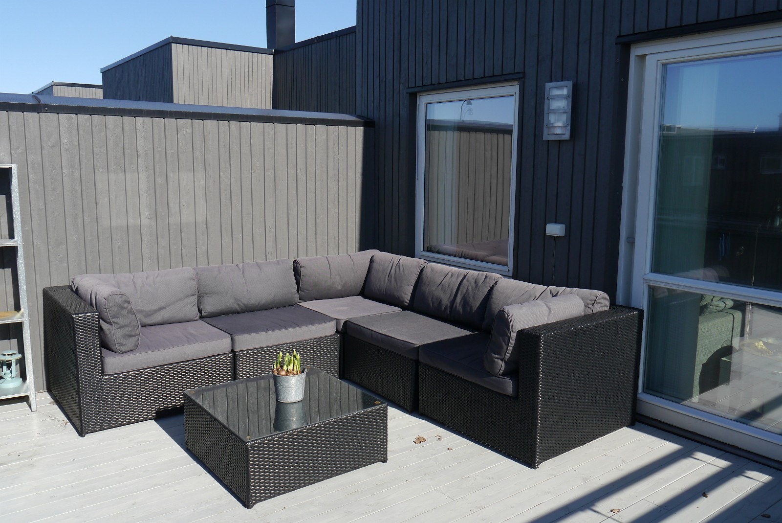 Takterrasse med utesofa og spisebord med stoler.
Markise og varmelmpe
Sør-vest vendt, så sol ifra kl 12- 20 Galleribilde