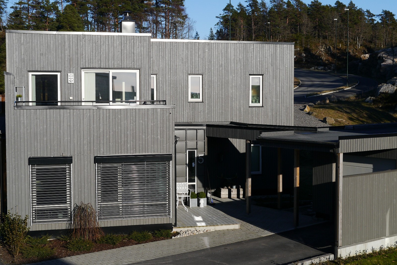 Forside med carport/garasje. Galleribilde