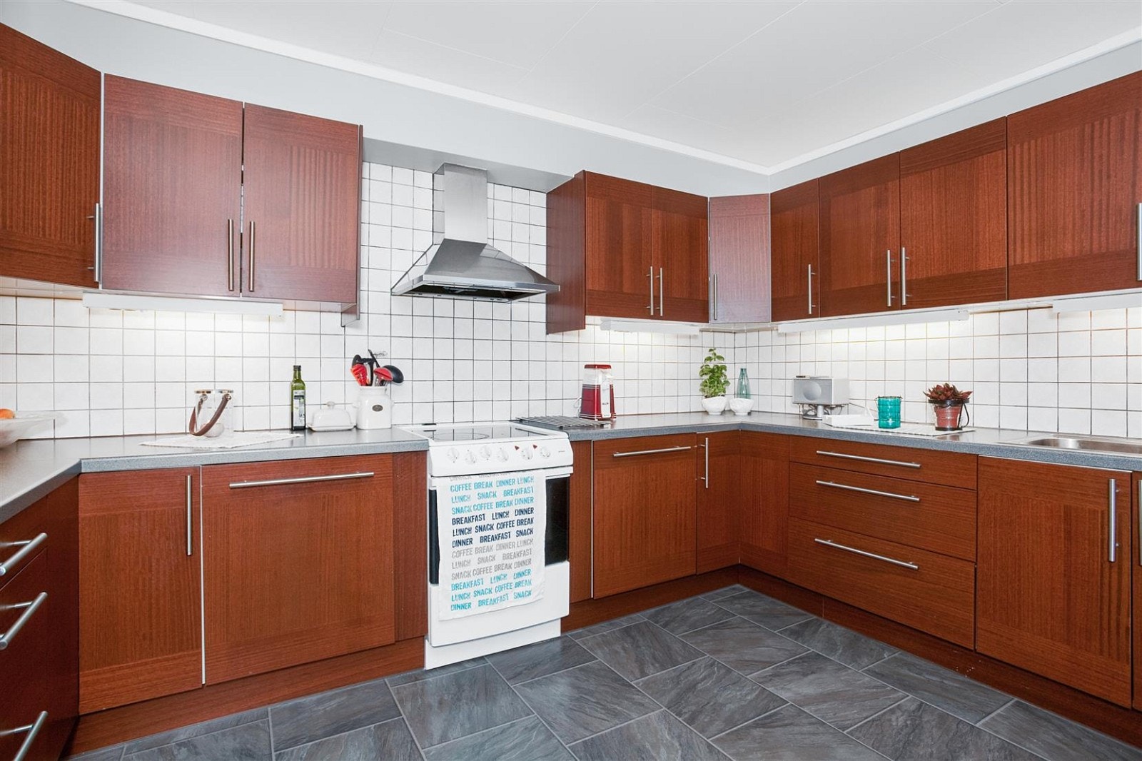 God benke- og skapplass. På kjøkkenet er det god plass til stort spisebord. Galleribilde