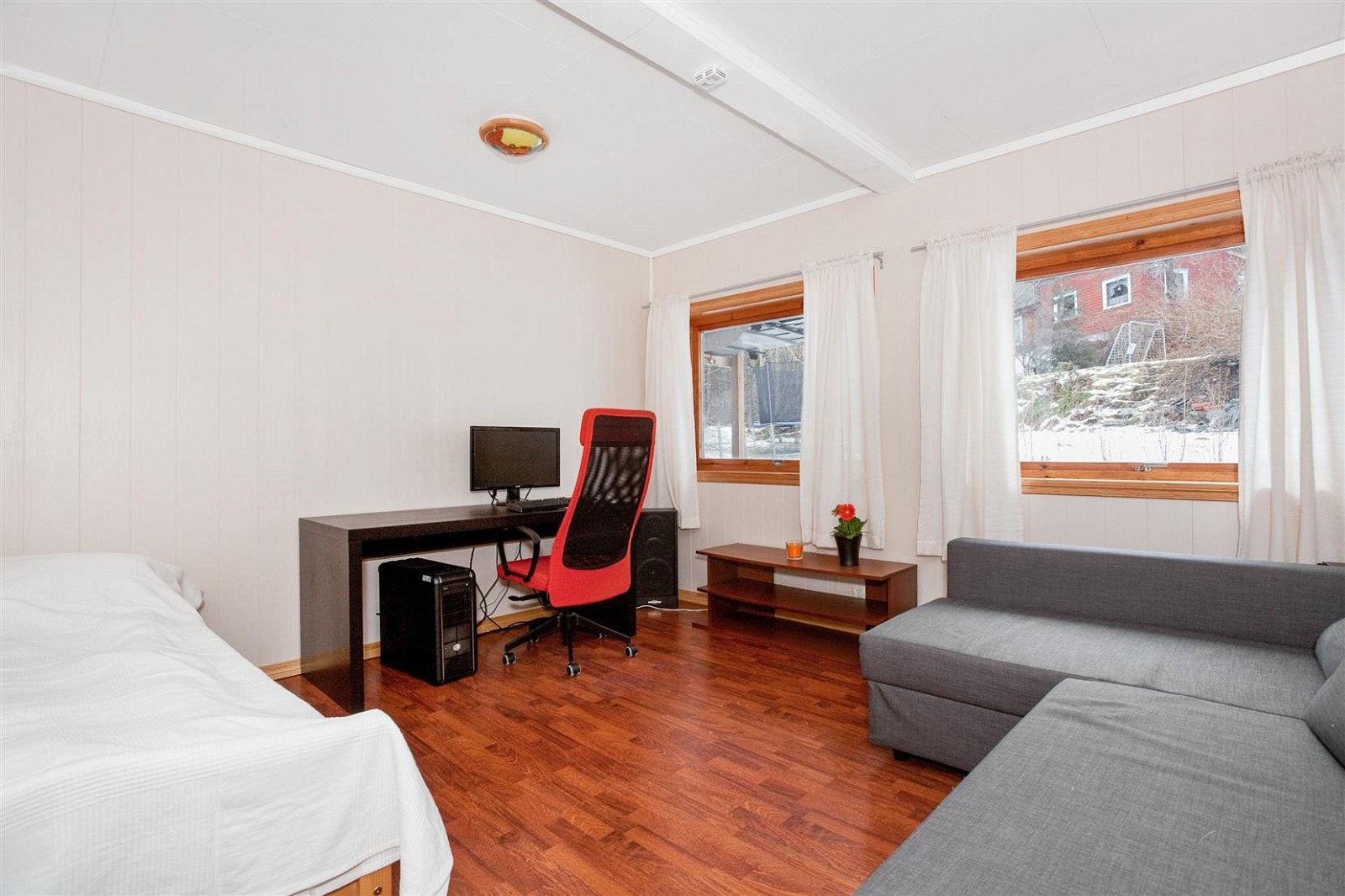 Begge soverommene er malte i lyse farger. Dette rommet var tidligere to soverom. Galleribilde