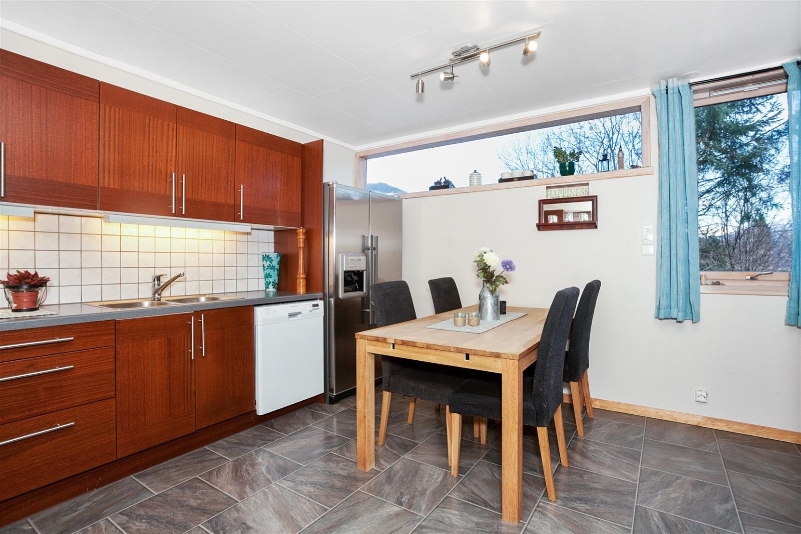 Pent kjøkken fra IKEA montert i 2007 Galleribilde