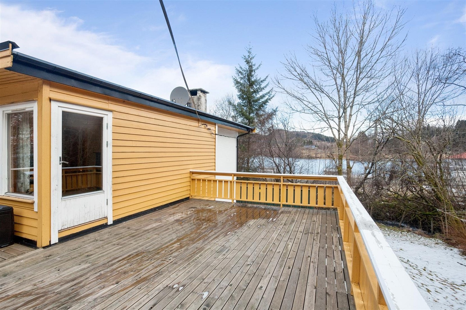 Stor solrik terrasse på 41 kvm med utgang fra stuen. Galleribilde