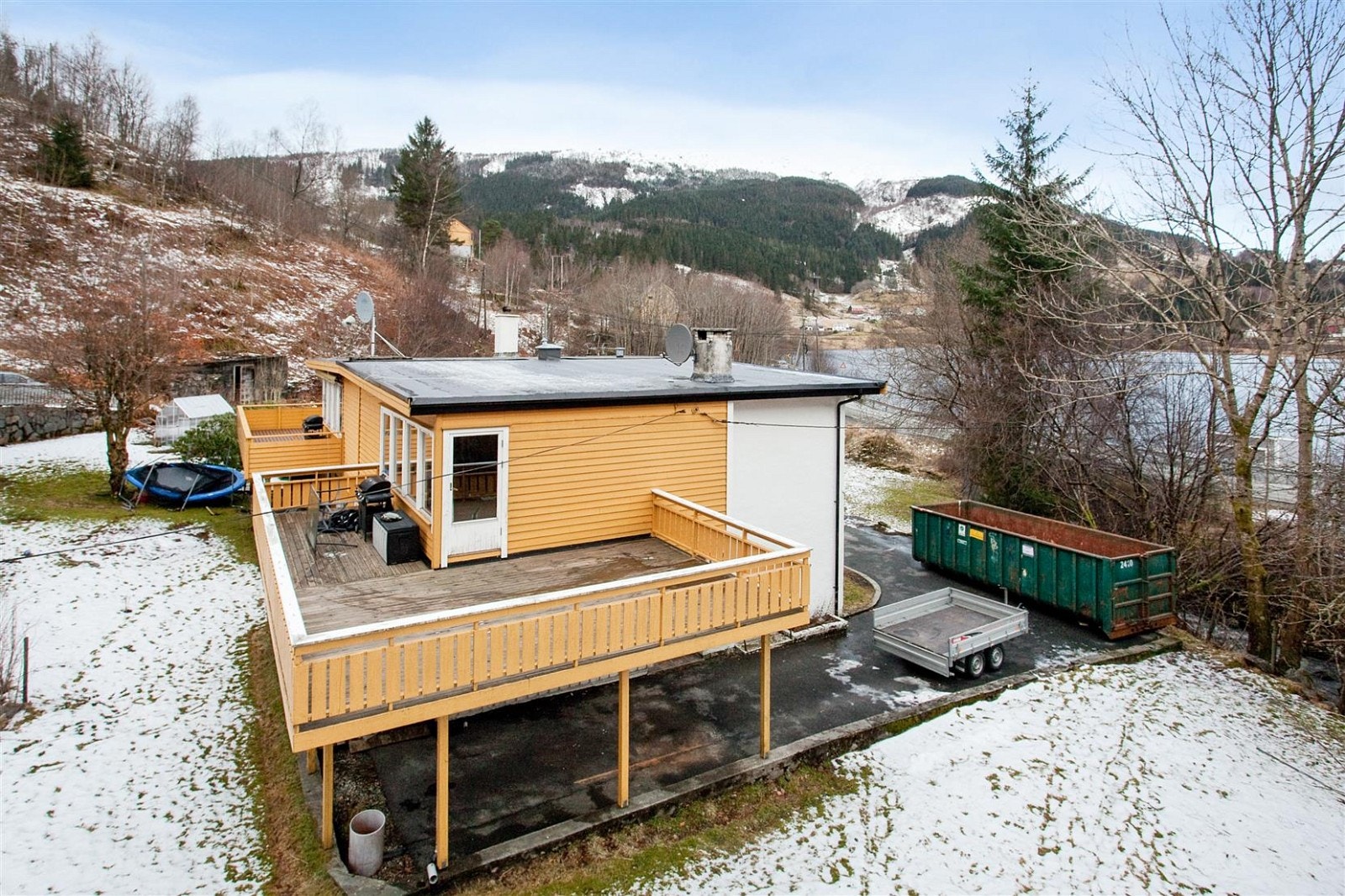 Boligen har både stor terrasse og hage. Galleribilde