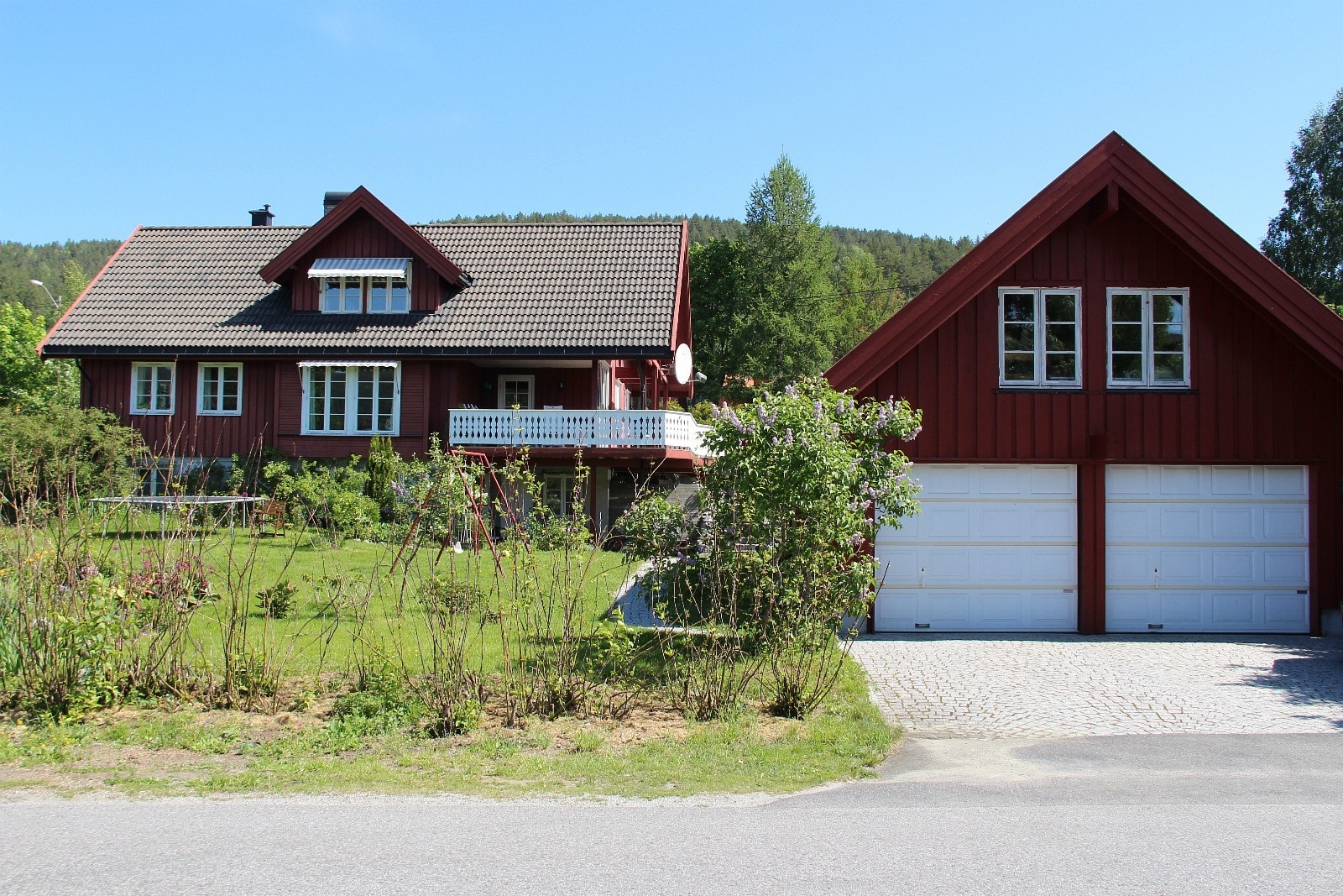 Hage og garasje. Garasjeplass til høyre. Galleribilde