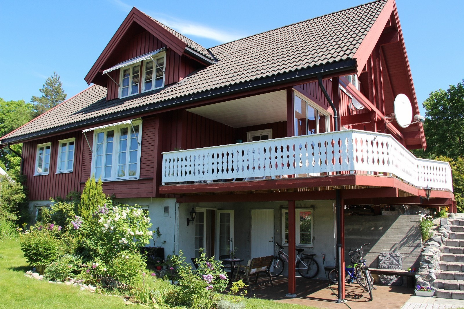 Inngangsparti og terrasse Galleribilde