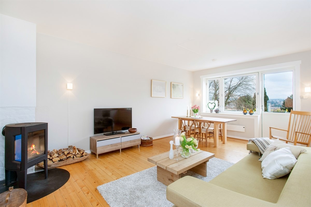 Stue med fin plass for spiseplass og sofagruppe Galleribilde