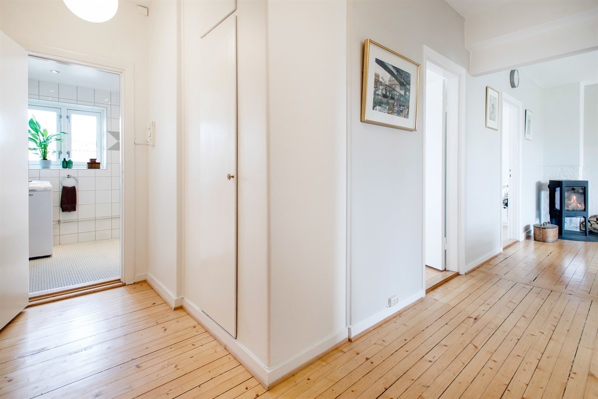 Gang med plassbygget garderobe og slipte, originale tregulv Galleribilde