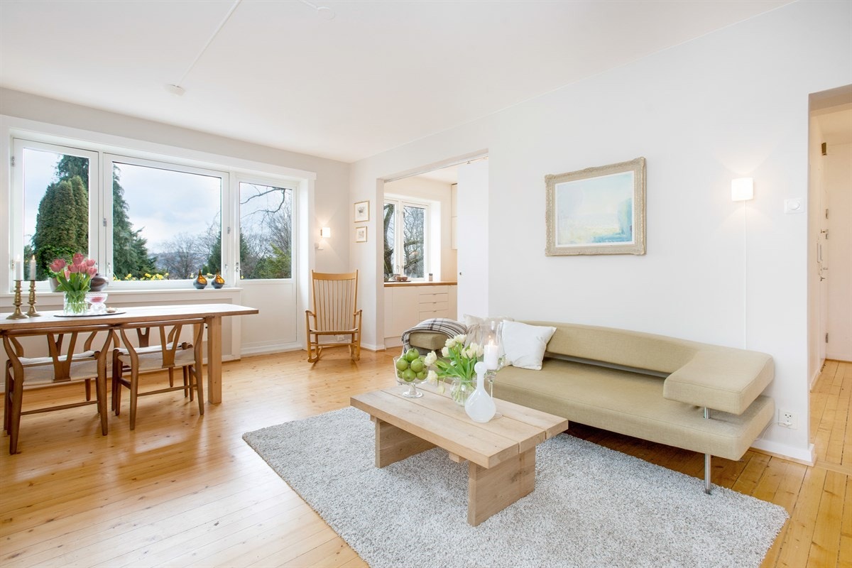 Stue med store vindusflater som gir gode lysforhold Galleribilde