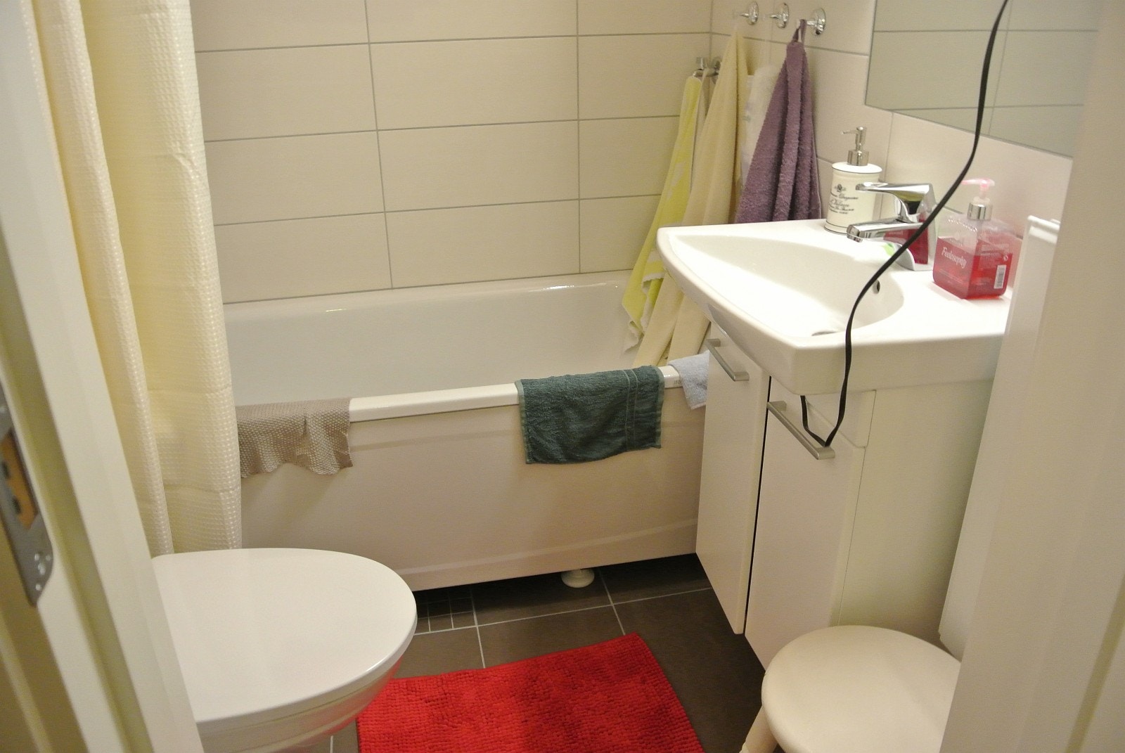 Nytt flislagt bad med badekar, varmekabler i gulv + radiator. Galleribilde