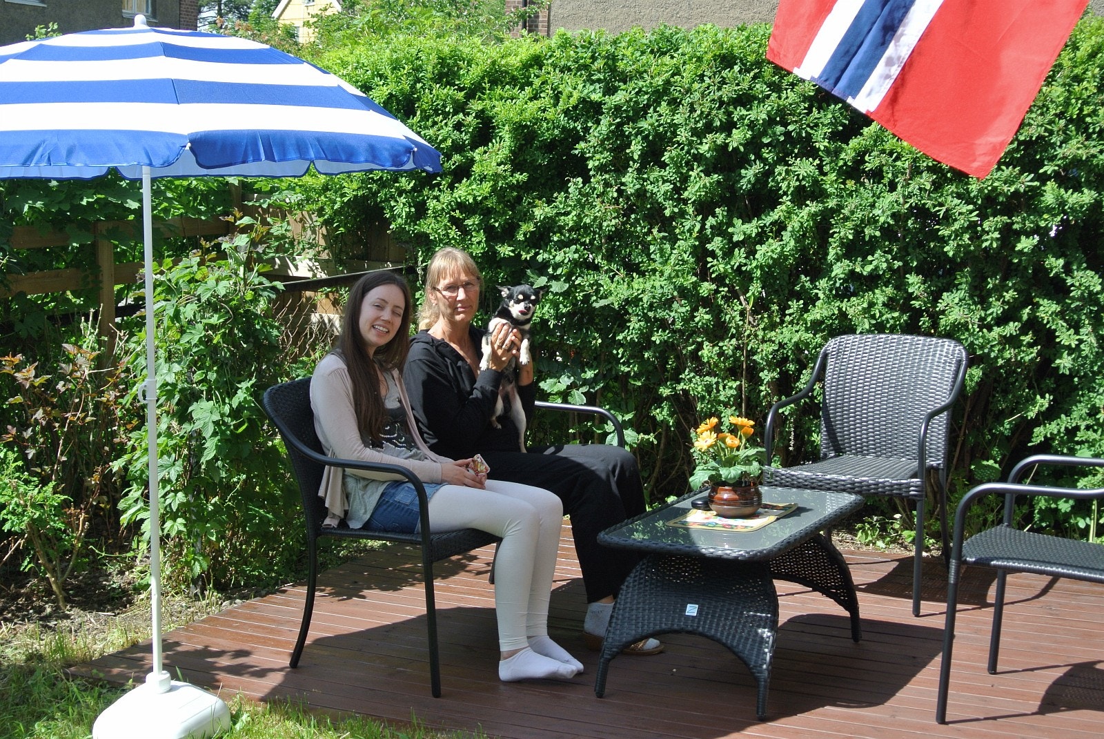 Hage med hekk, plen, platting for hagemøbler og sol fra ca kl 11 til 21 Galleribilde