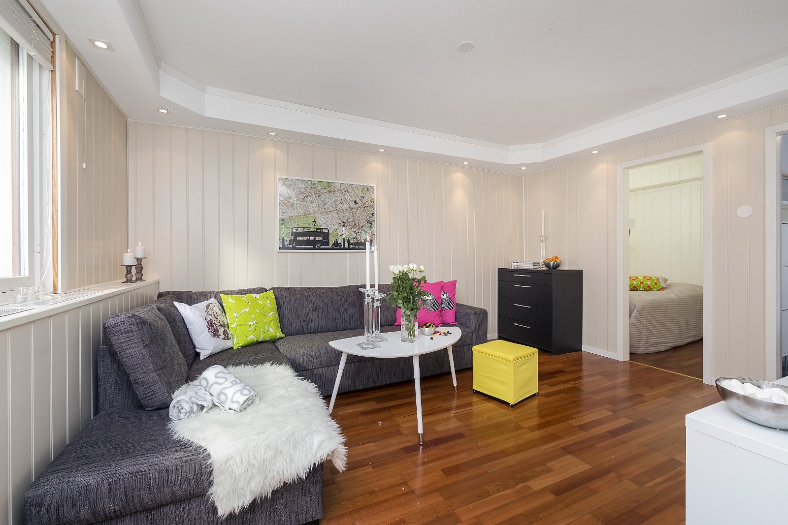 Åpen og lys stue med egen sovealkove Galleribilde