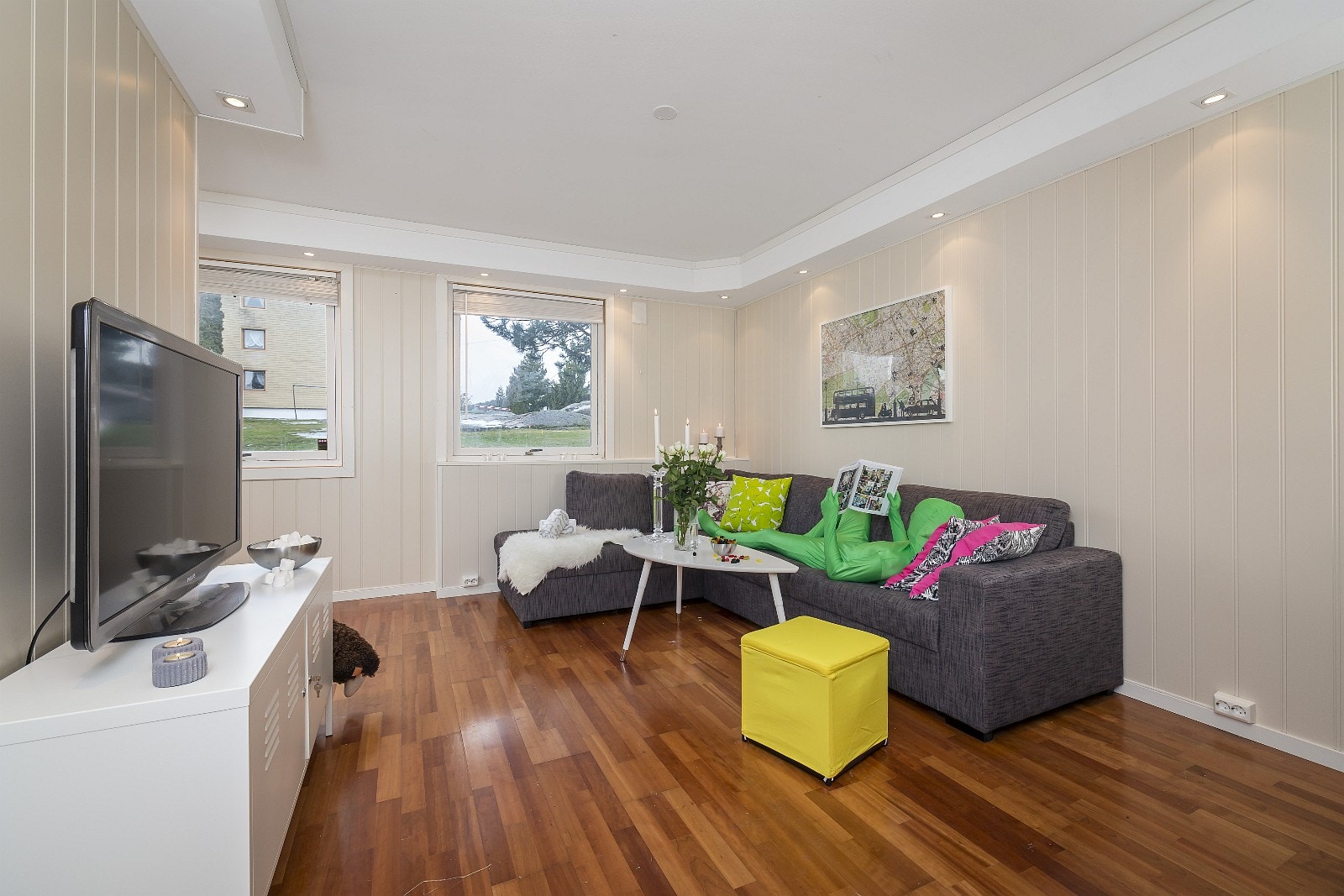 Stue med lyskasse med downlights Galleribilde