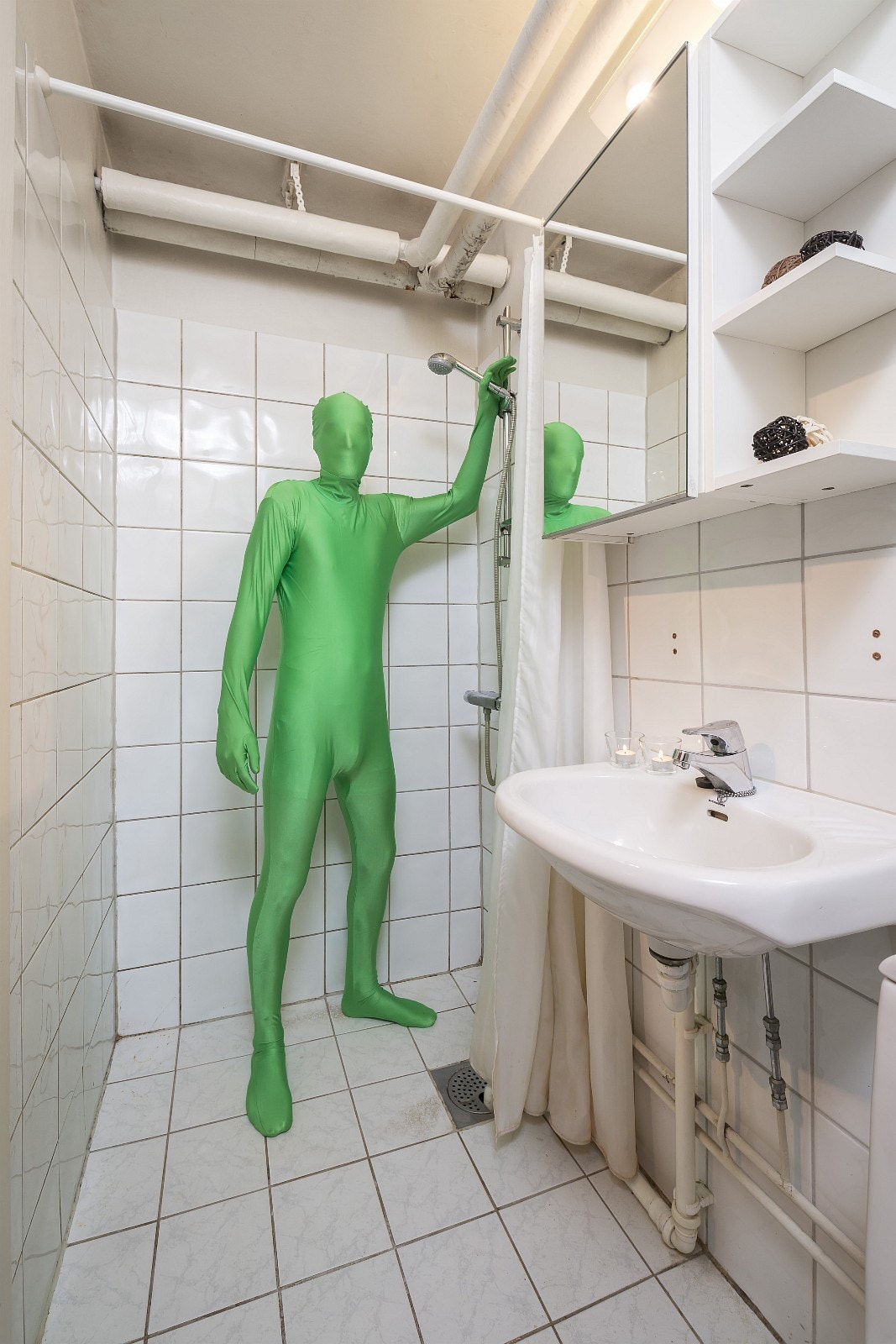 God plass i dusjen! Badet har behov for oppussing Galleribilde