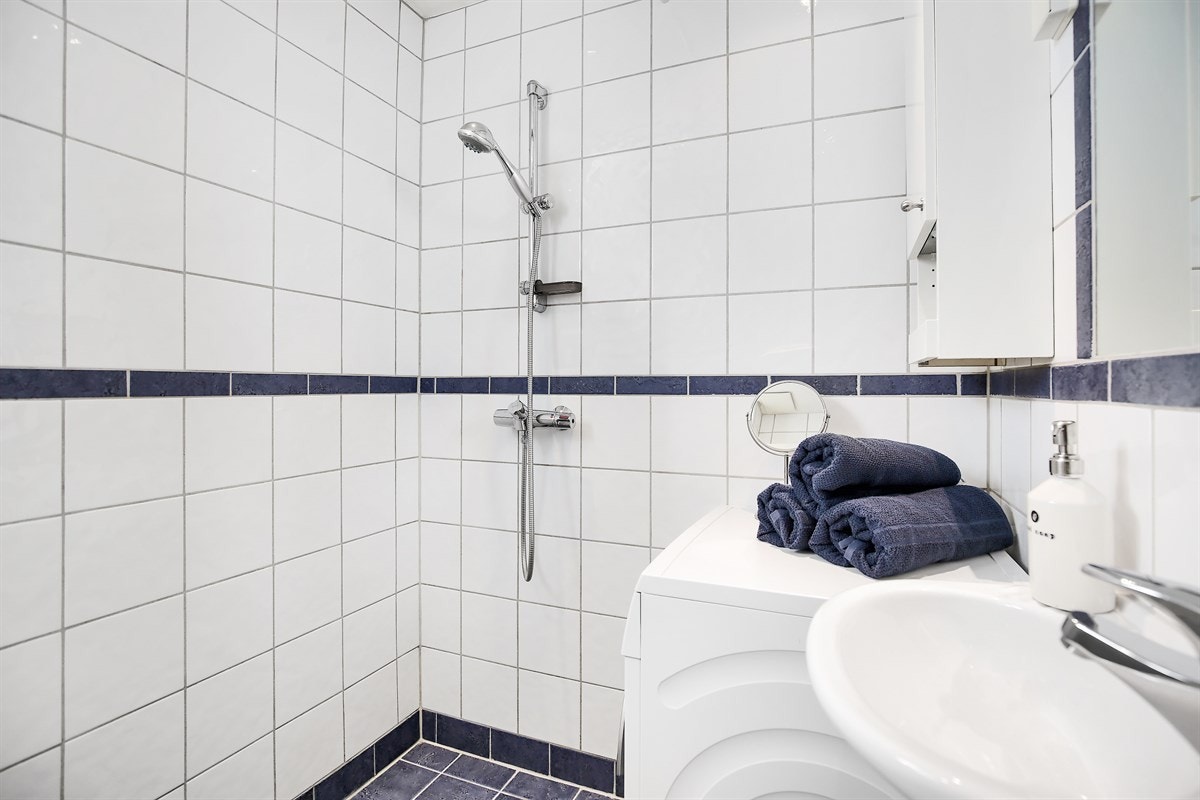 Varmekabler på gulv, downlights i tak og opplegg for vaskemaskin. Galleribilde
