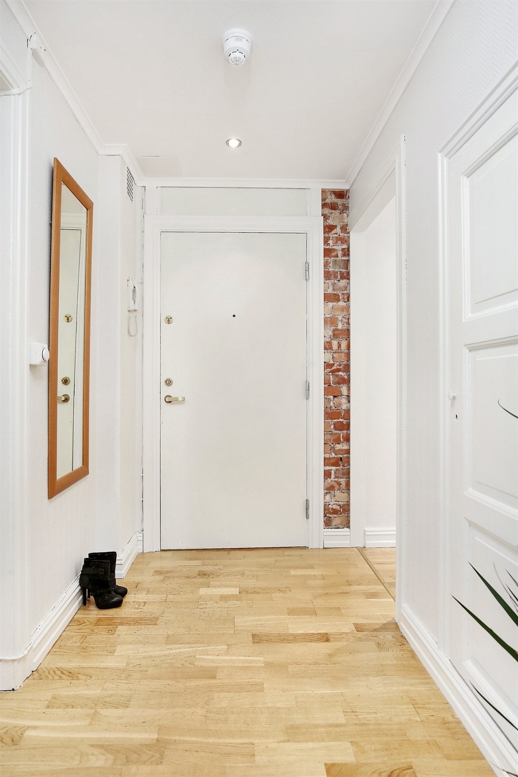 Sjarmerende entre med downlights i taket. Galleribilde