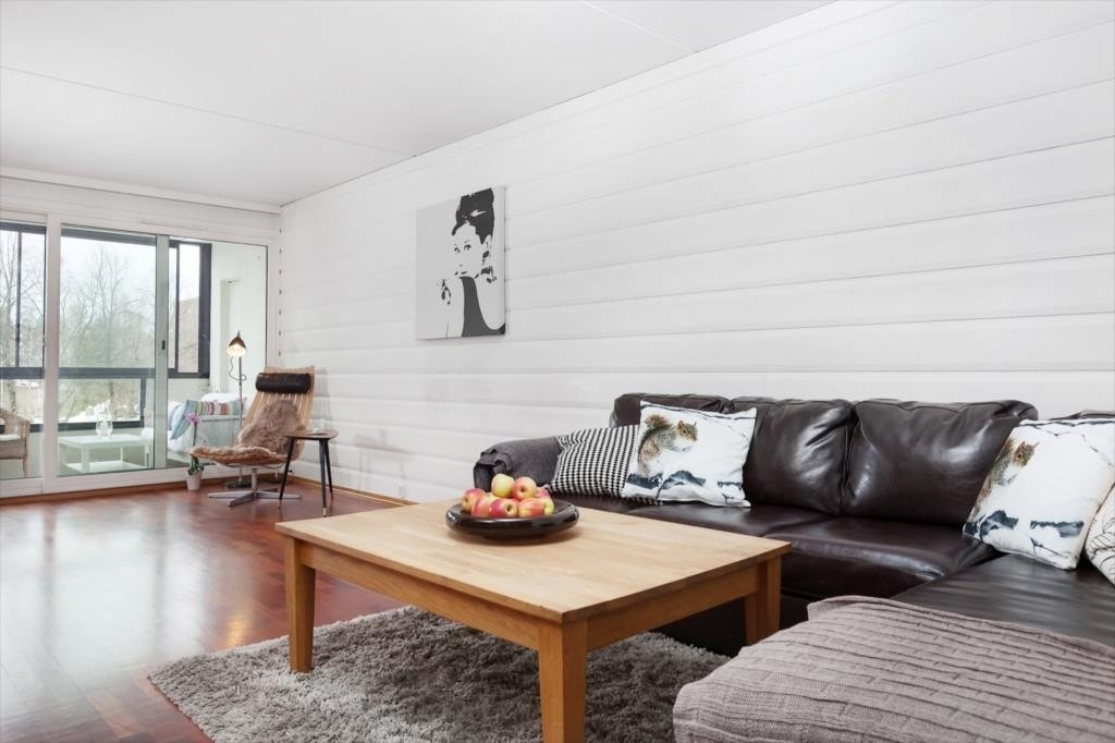 Stue med utgang til innglasset balkong på ca. 11 kvm. Galleribilde