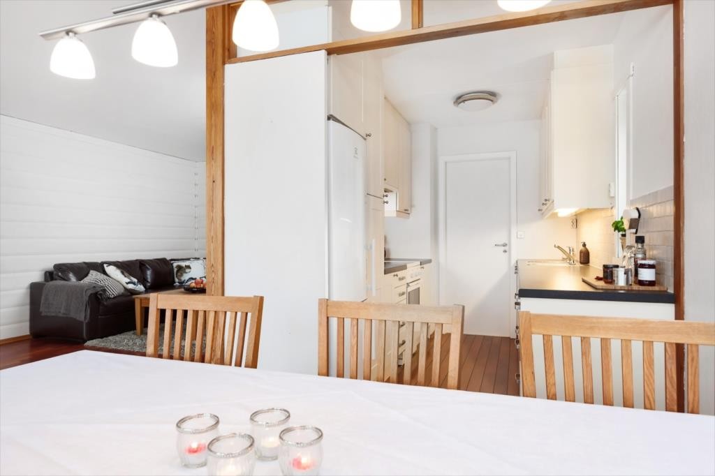 Pen kjøkkeninnreding fra 2005 med rikelig skap- og benkeplass. Galleribilde