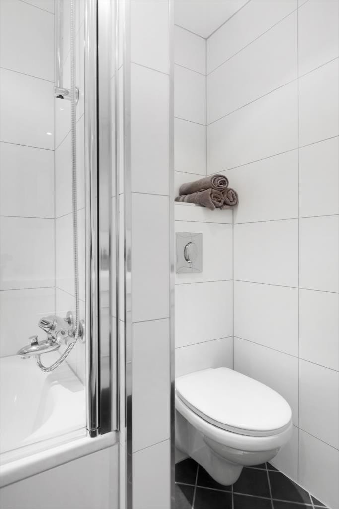 Vegghengt klosett. Galleribilde