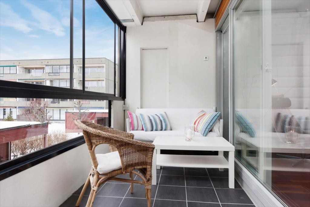 Innglasset balkong på 11 kvm. med fint utsyn mot fellesarealer. Galleribilde