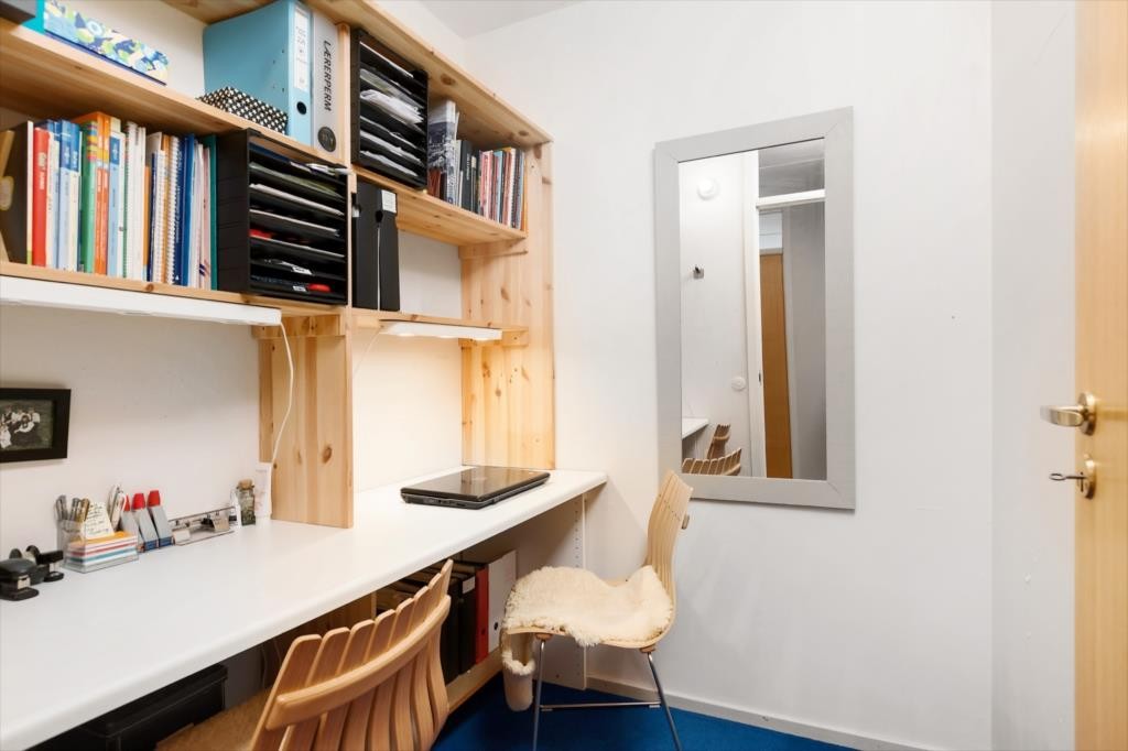 Partisk rom for hjemmekontor eller ytterligere oppbevaring. Galleribilde