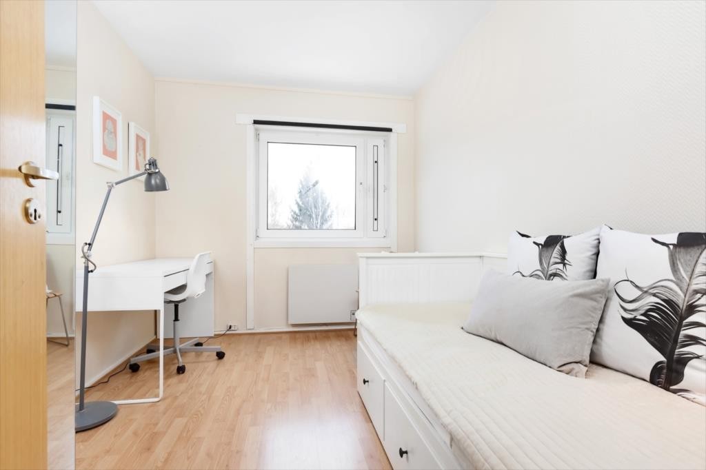 Soverom 2 med god plass til dobbeltseng og garderobe. Galleribilde