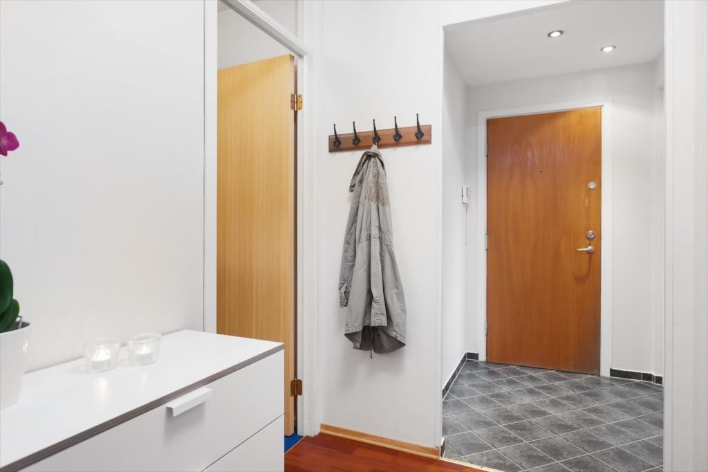 Gang og entré med rikelig plass til oppbevaring av yttertøy. Galleribilde