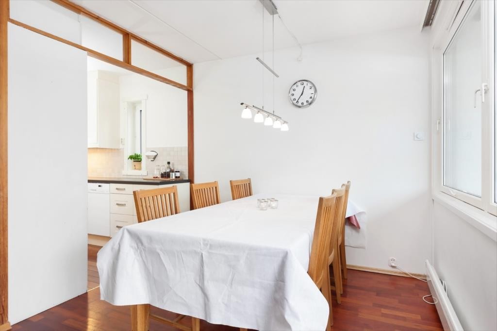 Kjøkken med velegnet plass til stort spisebord ved vindusrekke. Galleribilde