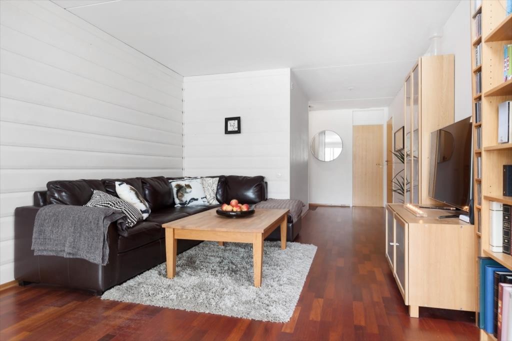 God plass til sofagruppe med tilhørende møblement. Galleribilde