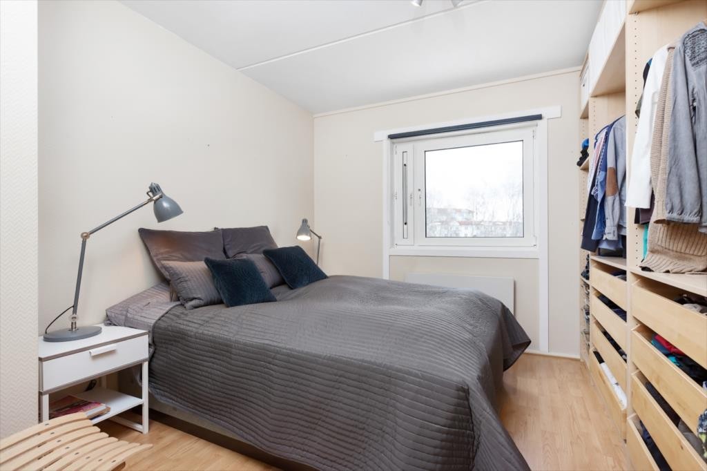 Soverom 1 med god plass til dobbeltseng. Galleribilde