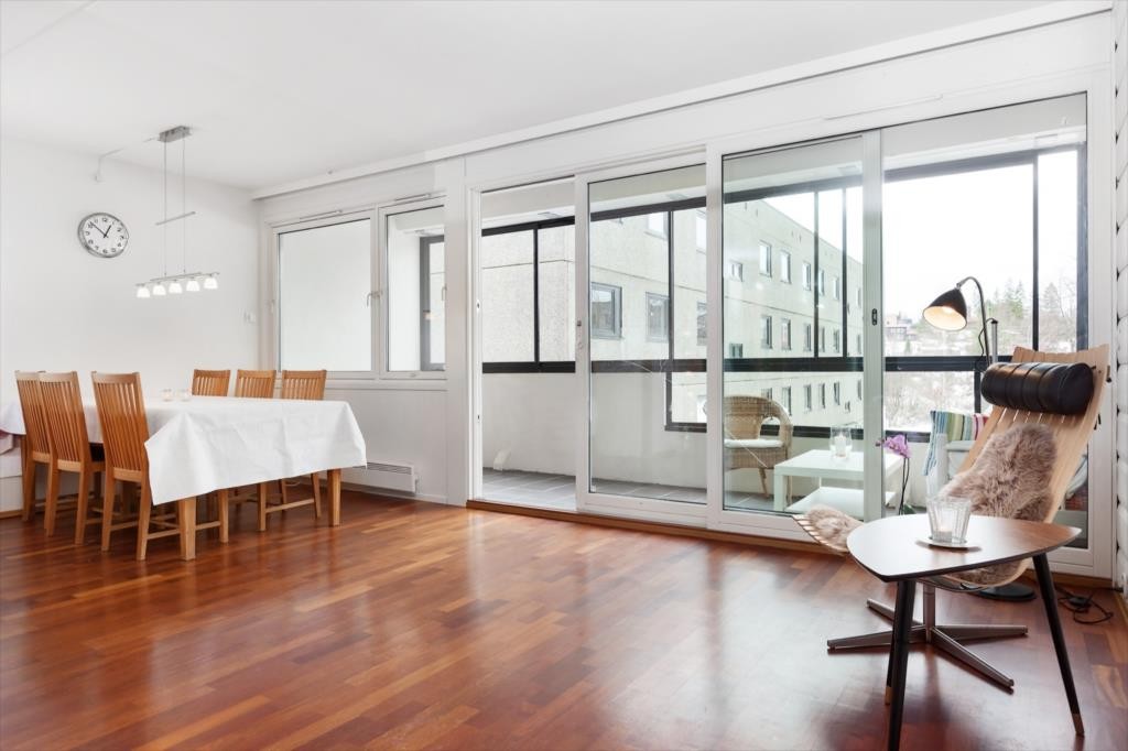 Stue med utgang til innglasset balkong på ca. 11 kvm. Galleribilde