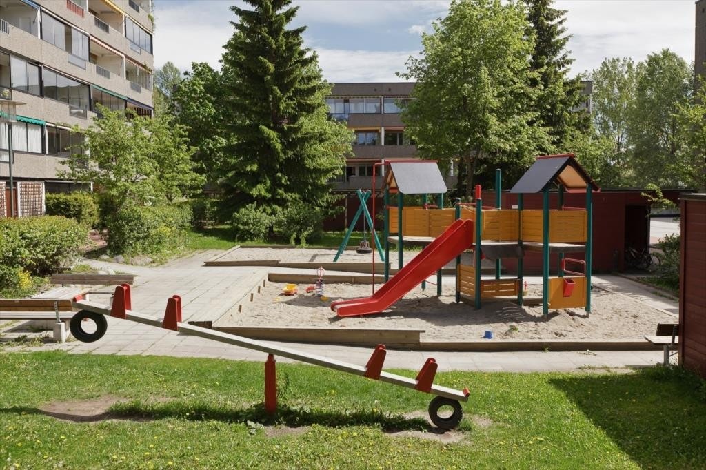 Sommerbilde av borettslagets fellesområde. Galleribilde