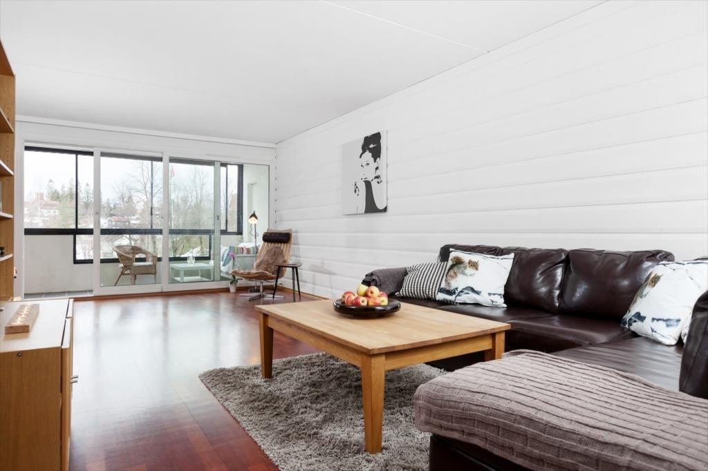 Lys og romslig stue med god lysinngang fra store vindusflater. Galleribilde