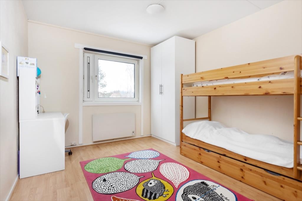 Soverom 3 med god plass til dobbeltseng og garderobe. Galleribilde