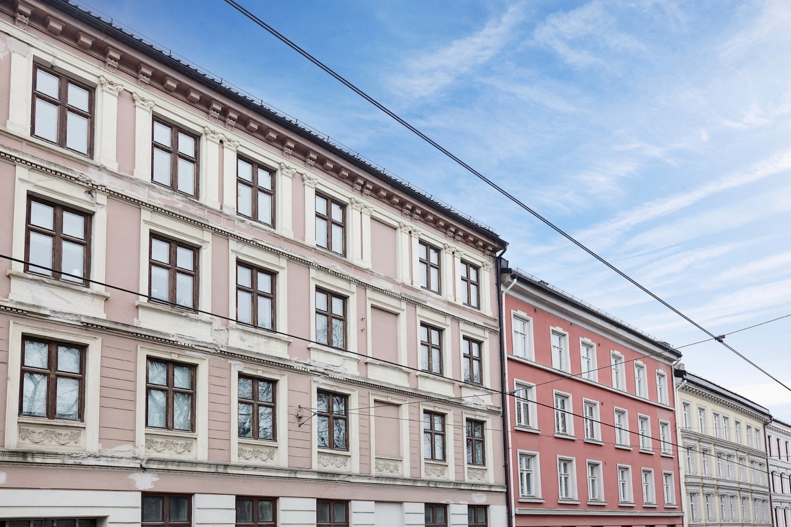 Fasade mot gaten. Særdeles attraktiv og sentral beliggenhet på øvre Grünerløkka. Galleribilde