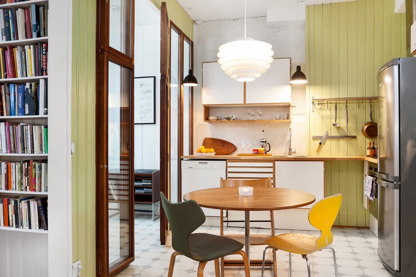 Kjøkkenet har lekre historiske fliser på gulvet og panel på veggene. Galleribilde