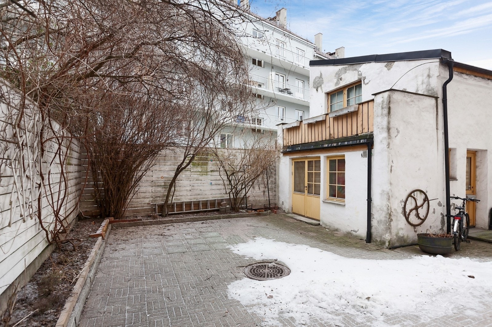 Koselig opparbeidet gårdsrom med belegningsstein og sittegrupper. Galleribilde