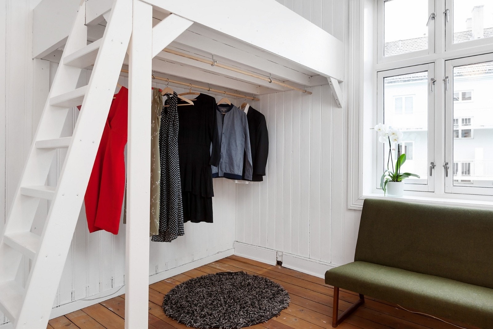 Mulighet til oppheng av tøy under hemsen Galleribilde